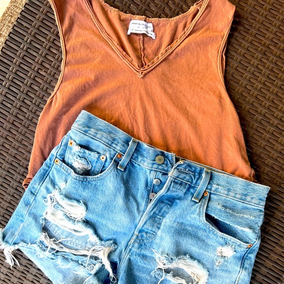 Levi Cut Off’s & Urban Outfitters Shirt Summer Outfit - Picture 1 of 5